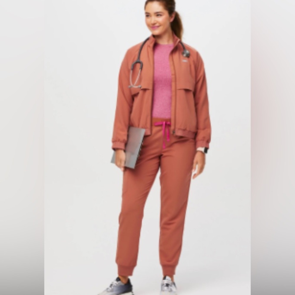 Figs women’s scrubs 3 piece set